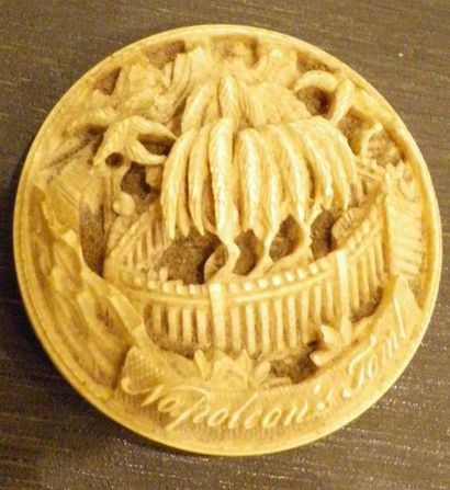  Souvenir de Sainte Hélène Boîte de forme ronde en ivoire, le couvercle sculpté du...