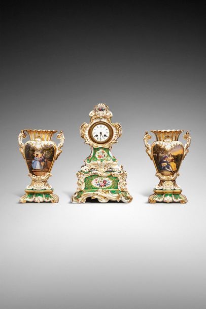 null Paris XIXème siècle 

Garniture de cheminée de style rocaille en porcelaine...