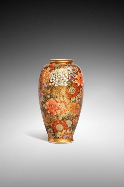 null Japon Satsuma Période Meiji 

Petit vase en faïence fine à décor de 1000 fleurs...