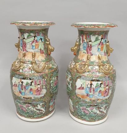 Chine, Canton, XIXe Paire de vase balustre...