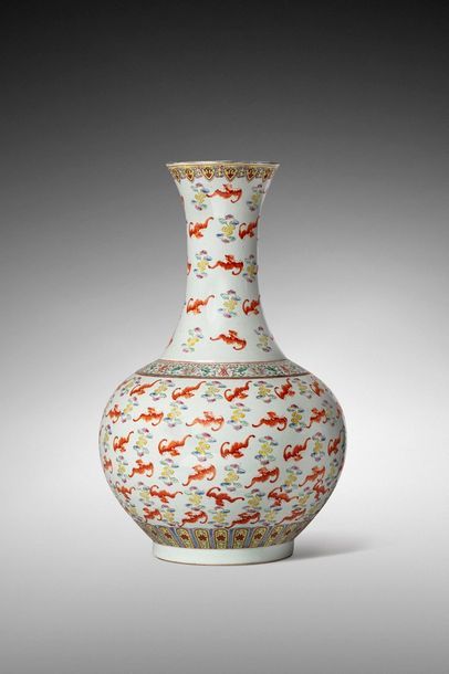 null Chine fin XIXème début XXème siècle 

Vase balustre en porcelaine à décor aux...