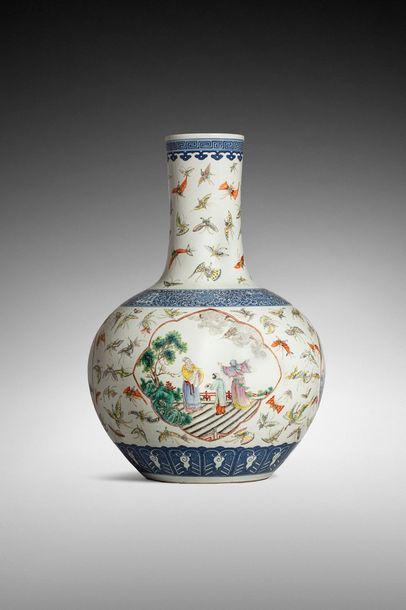 Chine début XXème siècle 
Grand vase bouteille en porcelaine à décor dans des réserves...