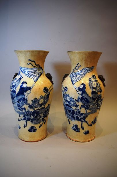 null Chine Canton début XXème siècle
Paire de vases de forme balustre en grès porcelaineux...