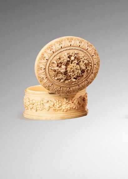  CHINE, Canton - XIXe siècle 
Boite de forme ovale en ivoire sculpté, sur le couvercle...