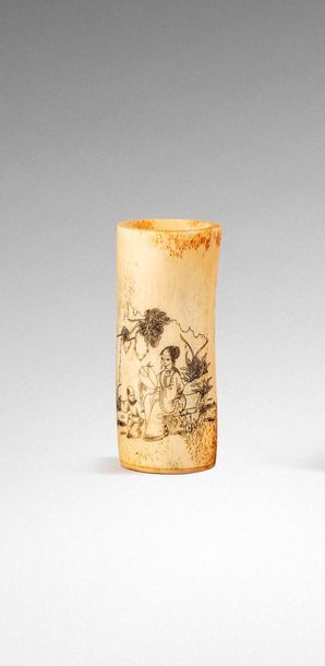 CHINE, Canton - XIXe siècle 
Porte-cartes en ivoire sculpté de personnages dans...