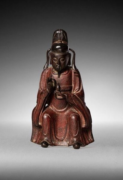  CHINE - Epoque MING (1368 - 1644) 
Statuette de dignitaire assis en bronze à patine...
