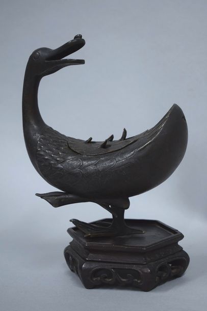  CHINE - XIXe siècle 
Brûle-parfum en bronze à patine brune, en forme de canard posé...