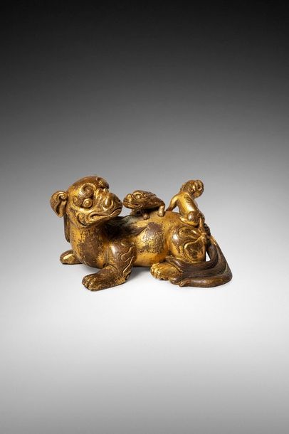  CHINE 
Statuette en bronze doré de chimère assise la tête tournée vers l'arrière,...