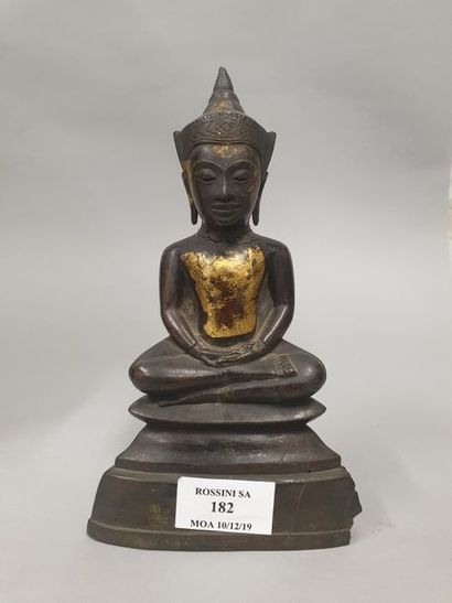  THAILANDE, Ayutthaya - XVIIe siècle 
Statuette de bouddha en bronze à patine brune...