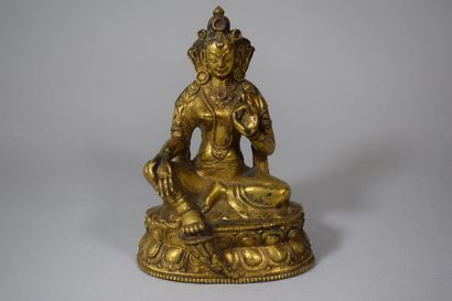  Tibet, XVIIIe-XIXe siècle. 
Sujet en bronze doré représentant la Tara verte, assis...