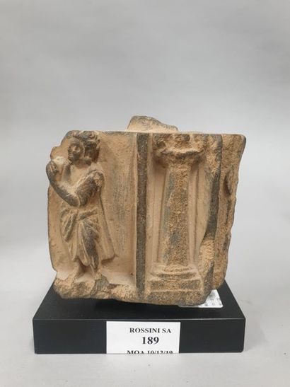 null INDE - GANDHARA, art gréco-bouddhique, IIe/IVe siècle

Petit fragment en schiste...