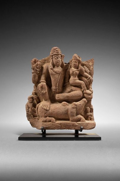  INDE - style médiéval 
Grand bas-relief en grès rose, Shiva et Parvati assis sur...