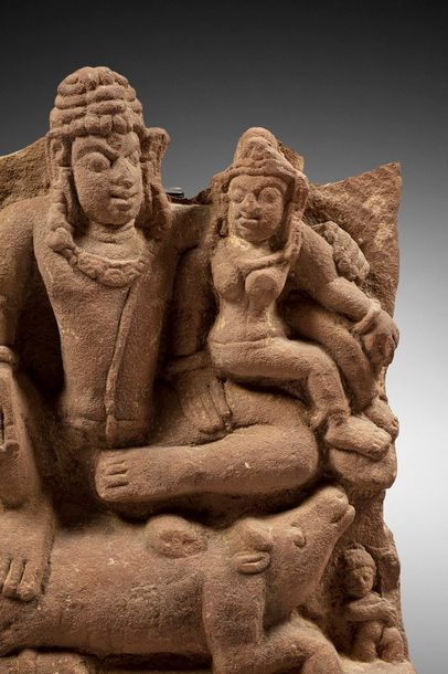 null INDE - style médiéval

Grand bas-relief en grès rose, Shiva et Parvati assis...
