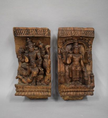  INDE - Fin XIXe siècle 
Deux bois de chars sculptés, l'un de Vishnu debout à quatre...