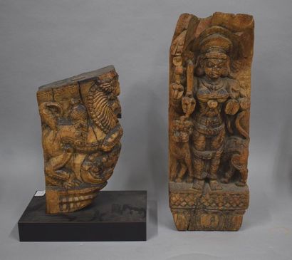  INDE - Vers 1900 
Deux bois de char sculptés, l'un à décor de lion, l'autre de Shiva...