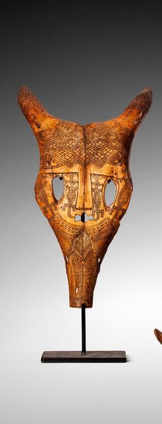 null Masque en crâne d'animal à deux cornes décoré de signes géométriques et de quatre...