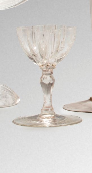 null Petit verre en verre taillé et gravé, coupe évasée et polylobée à décor de branchages...