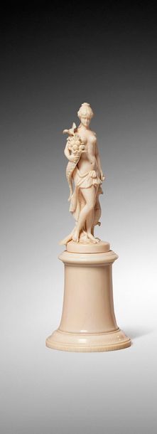 null Divinité, Junon ?, avec paon et corne d'abondance en ivoire sculpté en ronde-bosse...
