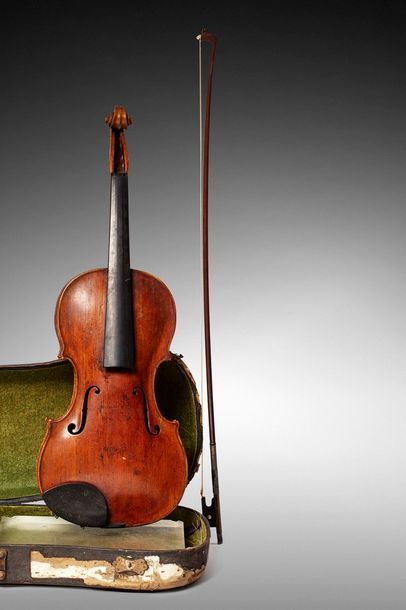  Beau violon allemand XVIIIème, portant une étiquette apocryphe de Stainer. 359 mm....