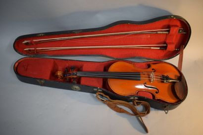  Grand violon de Fournier, 1930, 362 mm. 
On y joint un archet d'étude ordinaire...