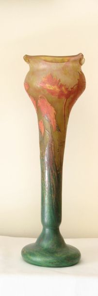 DAUM 

Vase en pâte de verre à décor de feuillages...