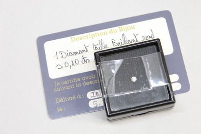 null Diamant sur papier taille brillant rond

Poids de la pierre : env. 0.10 ct....