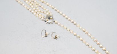 null Collier trois rangs de perles, le fermoir en or gris 14k (585) orné de deux...