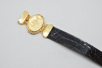 null Bracelet à motif central du XIXème siècle fait d'un médaillon ovale en or jaune...