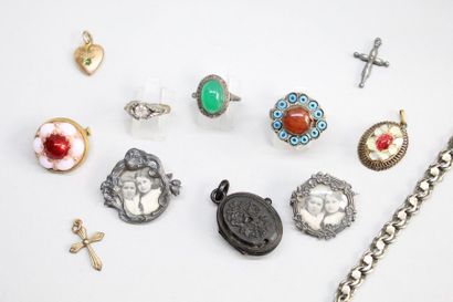 null Lot de bijoux fantaisie anciens : deux broches porte-photo de style Art Nouveau...