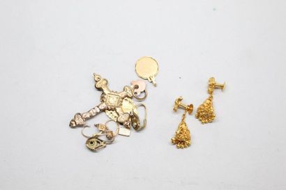 null Lot d'or 18k (750) et métal comprenant trois pendentifs, trois paires de boucles...