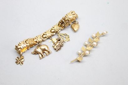 null Lot d'or jaune 18k (750) comprenant, un bracelet breloques et une broche stylisant...