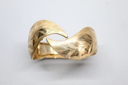 null Bracelet rigide en or jaune 18k (750) à décor feuillagé. 

Diam. : 6 cm. - Poids...