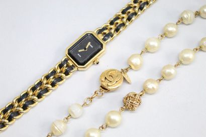 null Bijoux fantaisies CHANEL comprenant une montre bracelet de dame en métal dorée...