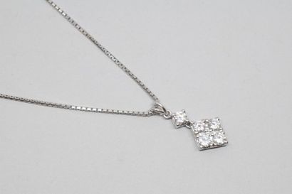 null Pendentif en or gris 18k (750) sertie de cinq diamants taille brillants avec...