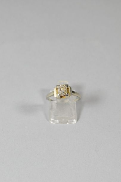 null Bague en or gris 18k (750) ornée d'un diamant taille ancienne.

Poids du diamant...