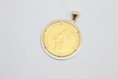 null Médaille montée en pendentif en or jaune 18k (750) à l'effigie de Néfertiti...