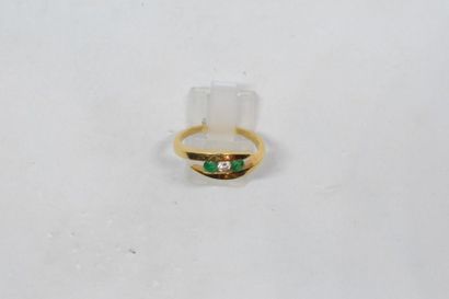 null Bague en or jaune 18k (750) sertie d'un diamant (env. 0.1 ct) épaulé de deux...