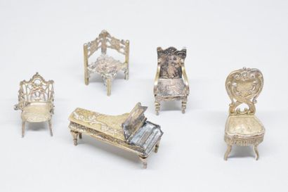 null Mobilier miniature en argent (800) composé d'un clavecin, deux fauteuils et...