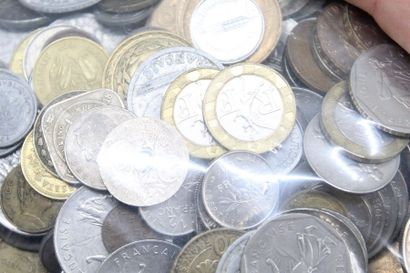 null Ensemble de pièces de monnaie majoritairement françaises XXe, on y joint une...