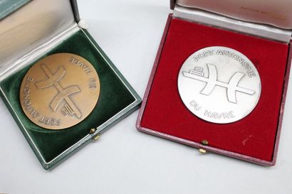null Deux Médailles en bronze de l'inauguration du port du Havre en 1976.

Diamètre...