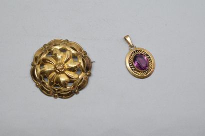 null Ensemble de deux bijoux fantaisie en plaqué or : broche de forme rosace (aiguille...
