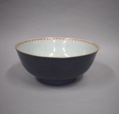 null Chine XVIIIe grand bol en porcelaine à décor corail d'une fleur au fond et d'une...