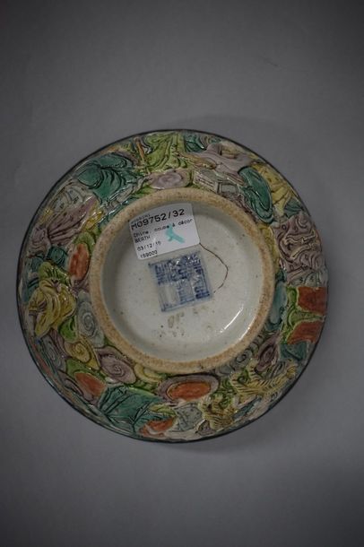 null Chine fin XIXe et XXe 3 jattes en porcelaine à décor polychrome l'une de fleurs,...