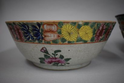 null Chine fin XIXe et XXe 3 jattes en porcelaine à décor polychrome l'une de fleurs,...
