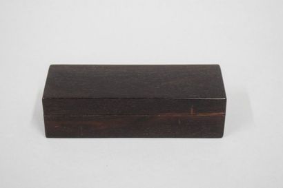 null Boîte rectangulaire en bois foncé, 

Chine. XXème siècle.

17.5 x 5 cm.