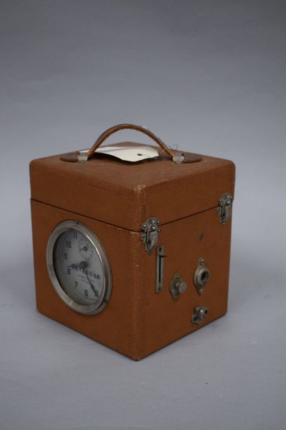 null PETER PAN " Clock ". Phonographe portatif doublé d'une pendule. Dans une caisse...