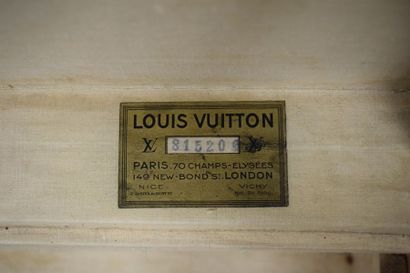 null Louis Vuitton

Valise de voyage rectangulaire, toile monogramme, arrêtes renforcées...