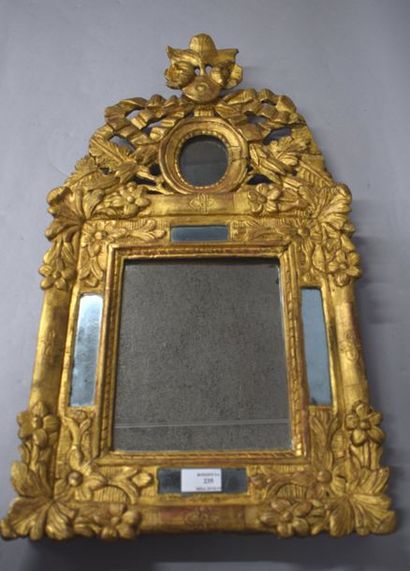 Petit miroir en bois sculpté et doré de forme...