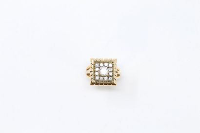 null Bague carré en or jaune 18K (750) et platine ornée d'un diamant taillé en brillant...