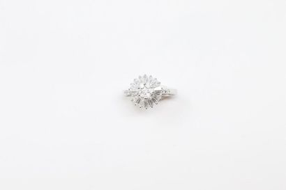 null Bague en or gris 18K (750) sertie sept diamants taillés en brillant entourés...